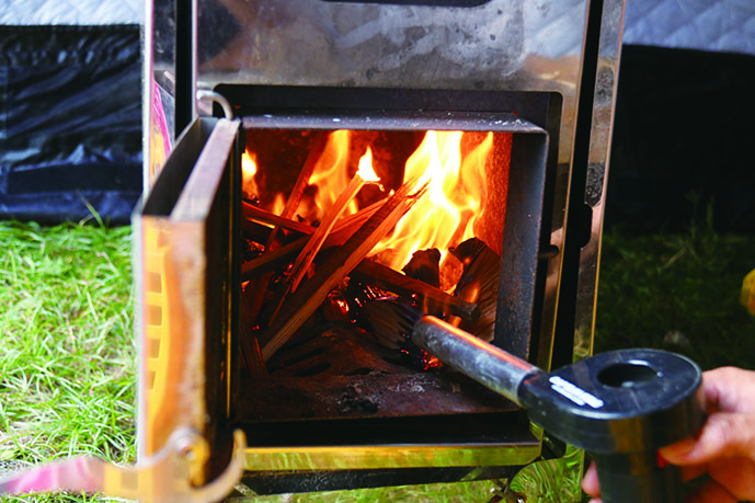 テントサウナ　手順④　薪ストーブに火をつける