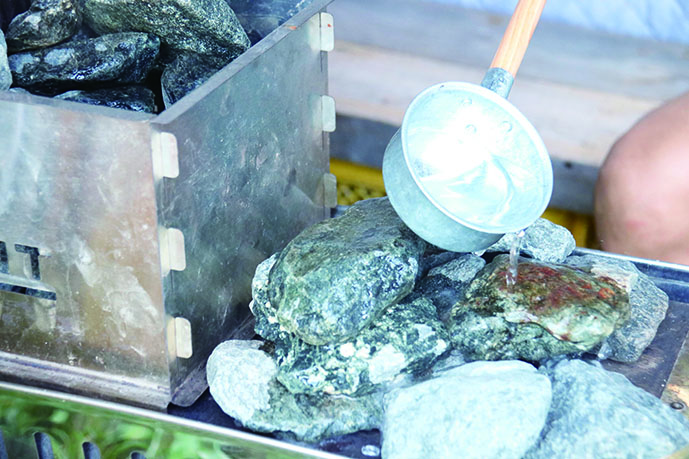 テントサウナ　手順⑤　石に水をかけ、蒸気を発生させる